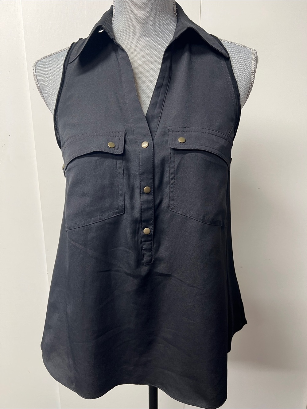 Rock & Republic Black Sleeveless Snap-Front Tank
